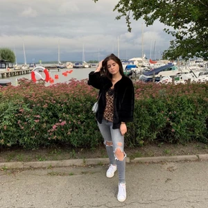 Jeans  - Säljer dessa jeans från Zara i storlek 34. De har gått sönder vid sidorna, men det syns knappt, kan mötas upp och frakta men köparen får själv stå för fraktkostnaden! 🤍 (Endast seriösa köpare!) 