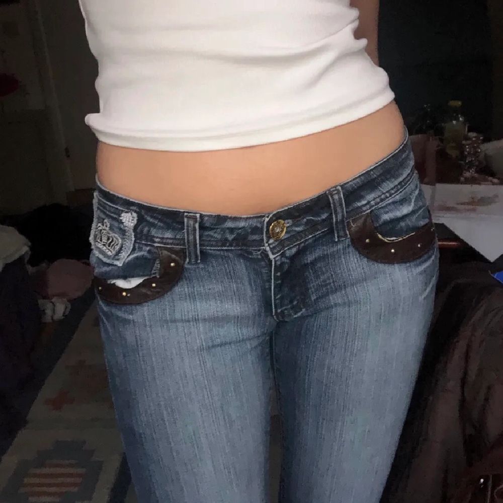 Ett par jättefina lågmidjade jeans som är tyvärr lite för stor för mig runt midjan annars jättefin!! Skicka privat för mer bilder. Jeans & Byxor.