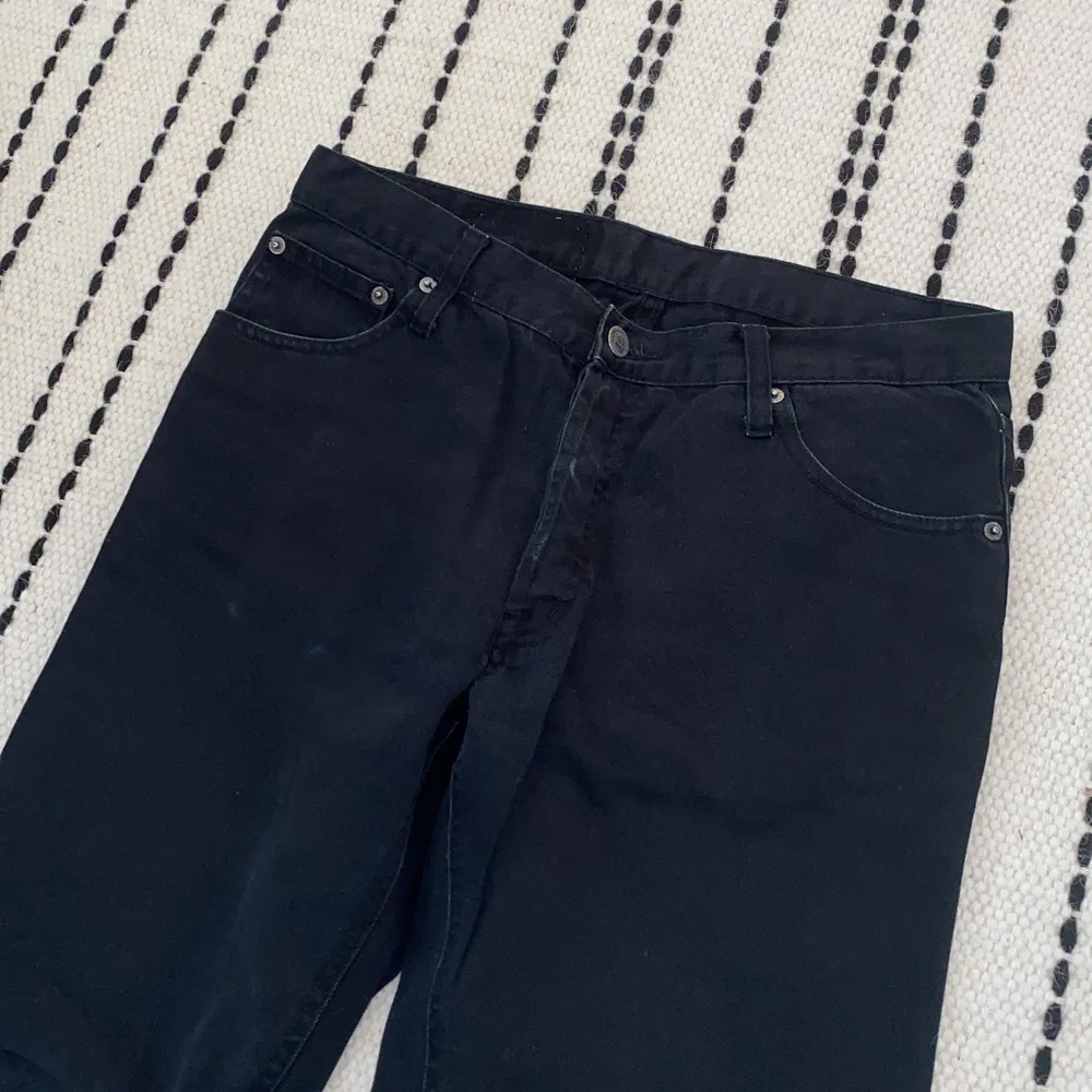 Svarta herrjeans från Cheap Monday i storlek 31/34! . Jeans & Byxor.