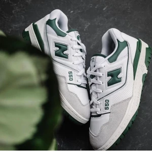 New balance 550 Green  - New balance 550 Green   Tillgänglig i storlekar⬇️  • EU43  • Pris: 2199kr  • Skick: DS/Oanvänd   • Vi nås genom dm för eventuella frågor eller funderingar!  • Flera bilder fås via dm  #erisneakers 