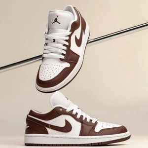 Jordan 1 Low Eclipse 👟 - Jordan 1 Low Eclipse 👟  Tillgängliga storlekar ⬇️  EU37,5 EU38 EU40 EU40,5  EU42 EU42,5  • Pris: 2499kr   • Skick: DS/Oanvända  • Vi nås genom dm för eventuella frågor eller funderingar!  Vi finns även på instagram @erisneakers 