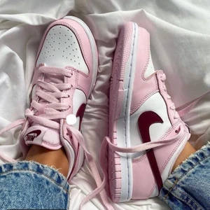 Dunk Low Pink Strawberry 🍓 👟 - Dunk Low Pink Strawberry 🍓 👟  Tillgängliga storlekar   • EU37,5  • Pris: 1499kr Fri Frakt   • Skick: DS/Oanvänd   • Vi nås genom dm för eventuella frågor eller funderingar!  • Flera bilder fås via dm  #erisneakers 