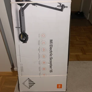 Elskooter. Mi Electric Scooter 1S. - Elskooter. Helt oöppnad eftersom vi vann den på mediamarkts tävling så inget kvitto på det. Har inte öppnat paketet. Säljer pga kommer inte använda den. Den kostar 4990 och säljer för 4590 eftersom den är helt ny och oöppnad. Priset kan diskuteras men Max är 4490.