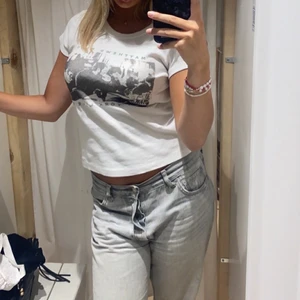 Brandy Melville t-shirt - Säljer min ascoola brandy melville t-shirt. Köpt för nån månad sen i affären i sthlm. Knappt använt den sen dess. Den är i storlek S men passar mig som är en M. 
