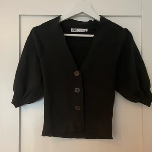 Kofta zara - Tröja/kofta från zara, jättefin men kommer tyvärr inte till användning❤️‍🔥
