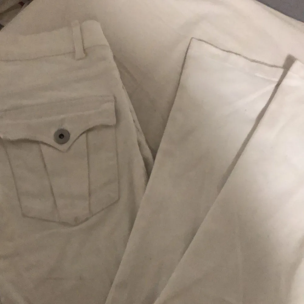 vita lågmidjade jeans, finns några fläckar därför de låga priset+frakt. Säljer pågrund av att de inte kommer till användning. Jätte bra skick och snygga bak fickor🤩storleken varierar mellan S och M💕. Jeans & Byxor.