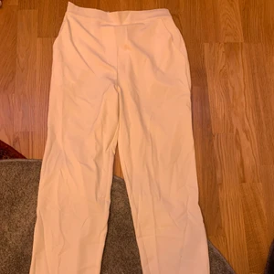 Vita kostymbyxor - Prislappen är kvar, aldirg använt