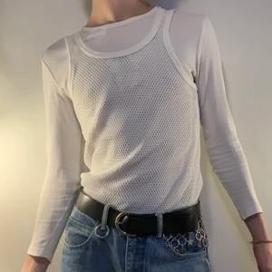 Vintage vitt nät linne - Det perfekta vintage vita nät linnet i y2k stilen 🤍 Detta underbara stretchiga linnet är perfekt för layering, antingen kan du stylea den som på bilderna med en vit tight t-shirt och ett par blåa jeans för en casual outfit med be cool statement piece eller varför inte go crazy och använd den som en subversive basic och skapa en fet abstrakt outfit!