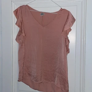 Rosa blus  - Använd men i gott skick. Vid köp av annat plagg från mig kan man välja att få detta på köpet :)