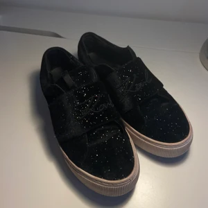 Karl Lagerfeld - Hej, jag säljer ett par Karl Lagerfeld skor. Det står inte storlek på skorna men tror de är i storlek 38/39. Skorna är i svart ”siden” med små skimmer/glitter detaljer (space). Skornas vita sula är på ett fåtal ställen lite rosa. Köpta på en outlet för ett tag sedan och kommer inte till användning längre då det är för små! Skriv vid intresse och fler bilder❤️