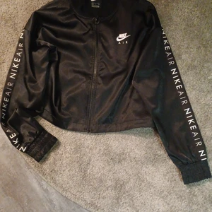 Nike air  - Använd 1 gång Midjekort tunn jacka. Finns på gullvik i Malmö men kan skickas mot porto!