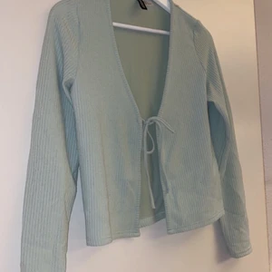 Kofta knyta  - Mint grön kofta från H&M som jag aldrig använt och den är därav i nyskick. 75kr + 48kr frakt
