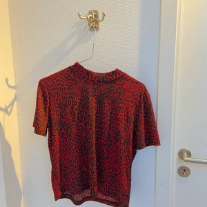 Leopard mönstrad tröja - Super fin tröja som är perfekt både till vardags eller fest. Tröjan är i storlek S och i väldigt bra skick. Kan mötas i Stockholm och annars frakta.❤️‍🔥