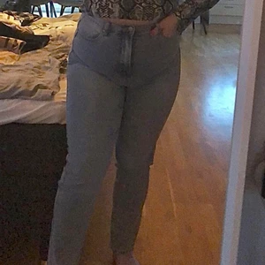 Jeans SHEIN - Byxorna kommer från SHEIN. Dem är storlek L men skulle säga att dem är mer som M. Dem är inte så töjbara och säljer dem för det blivit försmå och använt dem i ett halvår bara.