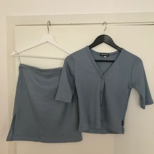 Blått party-set kjol och topp - En blå topp och kjol i glittrigt ribbat material.!Står storlek M men skulle säga att det är en Small  🦋