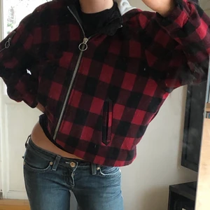 Rutig jacka  - En så snygg röd och svart rutig jacka som är köpt secondhand ❤️