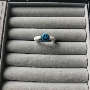 Smileyring  - Finns andra färger på både dom små pärlorna och smileypärlorna
