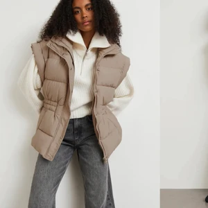 Väst  - Intressekoll på min väst ifrån Gina tricot i storlek xs. Slutsåld på Gina. Första bilden är lånad från hemsidan. Använd ca 2-3 gånger. Kommer inte så mycket till användning som jag hade önskat då jag köpt en annan väst som används mer🥰