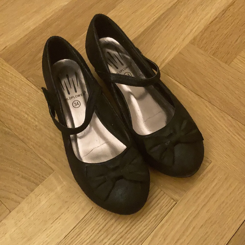 Jag säljer dessa finskor som jag fick när jag var liten men inte använt särskild mycket. De är svarta med rosetter på skorna och har en liten klack. Skriv för mer information.. Skor.