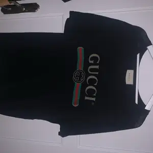 Svart t-shirt från Gucci med tryck. Storlek L. Knappt använd. kvitto finns 