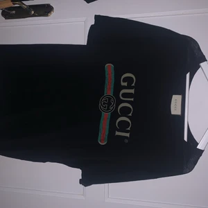T-shirt från Gucci - Svart t-shirt från Gucci med tryck. Storlek L. Knappt använd. kvitto finns 
