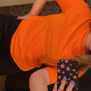 neonorange t-shirt  - as snygg tröja ifrån boohoo. säljer då jag verkligen behövde rensa garderoben och får aldrig användning av den.