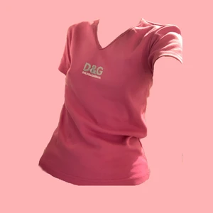 D&G t-shirt - 🌸Asgullig y2k Dolce Gabbana tshirt med glittrig ”D&G” märke på bröstet. Med v-formad urringning. Köpte second hand med Inga fläckar elr defekter på något sätt🌸
