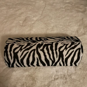 Handledspuff  - Säljer min handledspuff eller va de nu kallas hahah eftersom jag inte gör naglar längre, den är väldigt fräsch då jag knappt fick användning för den