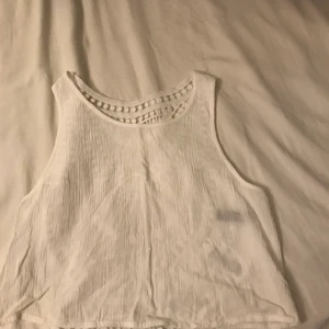 linne - säljer mitt jättefina linne då inte används så mycket. tyget är ganska genomskinlig och i ryggen så är de spetstyg. linnet är ganska kort. säljer för 75 kr (INKLUDERAD FRAKT)