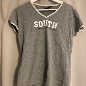 T-shirt - Säljer denna coola t-shirt med v-neck och ”south west” tryck i storlek XL men jag skulle säga att den passar mer en M🥰 köparen står för frakten💗