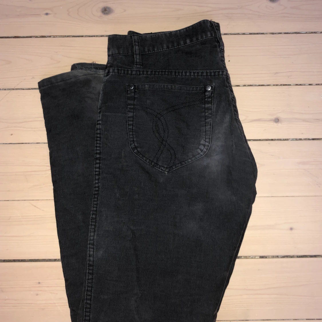 Gråa Bootcutbyxor i Manchester  - 91