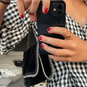 Handväska  - Svart handväska i velvet från GinaTricot! Köpte för några år sedan! Kedjorna kan regleras så att dom blir längre. Köparen står för frakten🥰