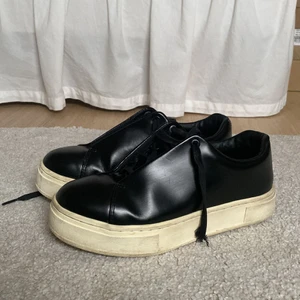 Eytys Doja storlek 39 - Säljer mina eytys Doja i svart lack i storlek 39 som är använda ett fåtal gånger. Inga synliga tecken på användning! 💗 Det enda är att snöret har gått av en liten bit på vänstra skon (se sista bild) men det går att knyta skon även fast det har gått av! 