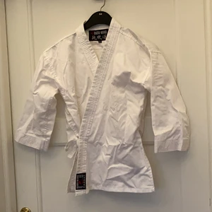 Karate set - Jag säljer detta karate set som jag använde ett tag då jag gick på karate. Jag slutade efter inte så länge eftersom jag tröttnade men jag hoppas någon annan som är intresserad vill ha dem. Man kan köpa separat, priset som står är för båda.