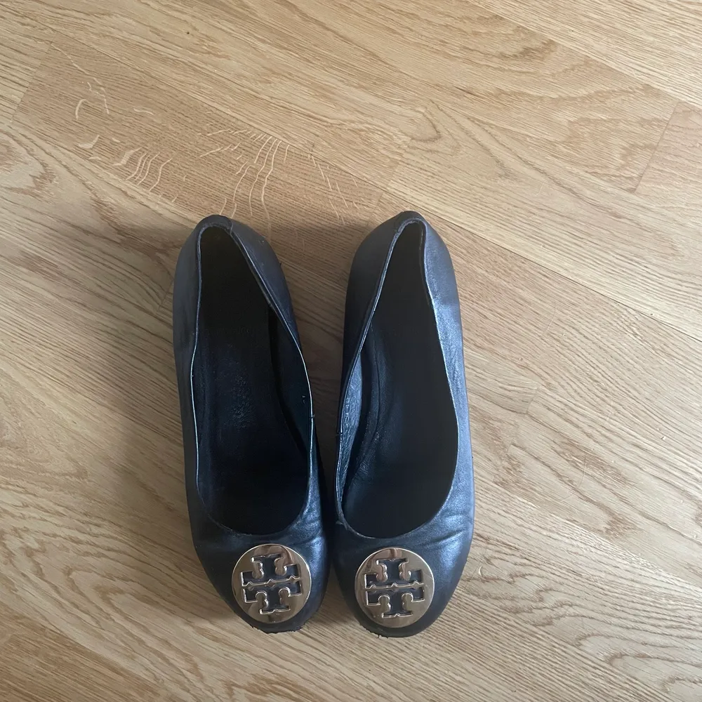 Tory Burch ballerina skor i strl 38 och i färgen svart. . Skor.