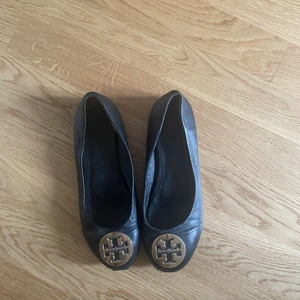 Tory Burch skor  - Tory Burch ballerina skor i strl 38 och i färgen svart. 