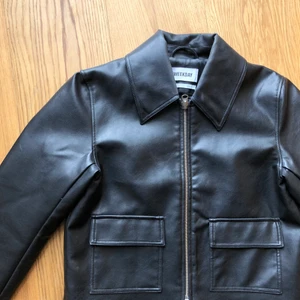 Skinnjacka  - Jacka i skinnimitation. Inga defekter och ser som ny ut! Jackan är i storlek 40 men funkar lätt för alla mellan 36-40, skriv om fler frågor:) frakt står köparen för. 