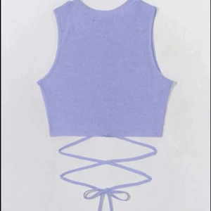 Lila tröja mycket var form och några trådar där nere💜 - Hej! Jag är 14 år gammal tjej och försöker sälja kläder på ett miljövänligt sätt.Jag har inte använt dom här kläderna så himla mycket så dom är i bra skick hoppas du gillar det jag säljer här💜❤️