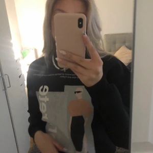 Sweatshirt  - Säljer min sweatshirt från Na-kd i storlek M🖤tveka inte att höra av dig om du har någon fråga!