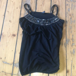 Y2k topp - Jättefin topp med massa grejor på! Resår längst ner som ger den en fin passform