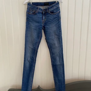 Tiger of Sweden Wendy-Jeans  - Säljer mina jeans från Tiger of Sweden i modellen Wendy. Storleken är 27/34 vilket passar dig med långa ben. Jeansen är i nyskick.