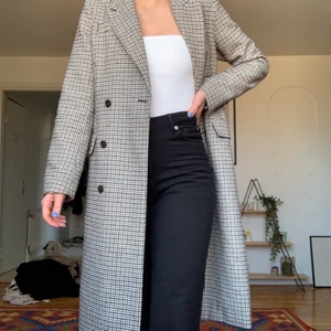 Vår/Höst kappa  - Väldigt fin kappa som tyvärr inte kommer till användning längre. Rätt lång, går till strax nedanför knäna på mig som är 171 cm lång 🌻 skriv för fler bilder