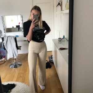 Byxor - Säljer de här jättesnygga byxorna från ginatricot. Tyvärr är de lite för små för mig och sitter därför inte så bra på mig och väljer därför att sälja dom