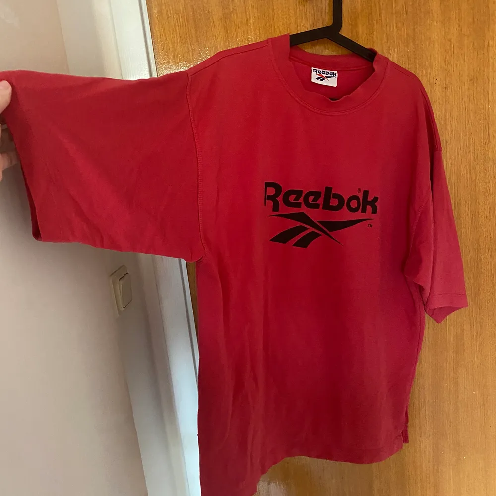 Second hand röd Reebok t-shirt i stl L. Köparen står för frakten! . T-shirts.