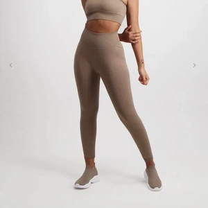 aim’n Espresso Ribbed Seamless Tights - Snygga träningsbyxor som endast använts 1 gång då dem är lite små för mig (jag är vanligtvis storlek L). 😊 Pris går att diskutera!