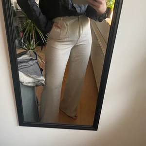 Linnebyxor - Såå himla fina Linnebyxor som aldrig är använda på grund av att jag tycker dem sitter för tight på låren. Dem är slutsålda så istället för att dem ska skräpa i min garderob så kan dem göra mer nytta hos någon annan! Buda gärna  💕