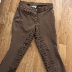 Ridbyxor - Ridbyxor från märket crew. Säljes för 200 kronor inklusive frakt. Storlek 38