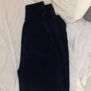 Svarta kostym byxor strl 36 - Svarta kostym byxor från BikBok i strl 36 , endast provade aldrig använda