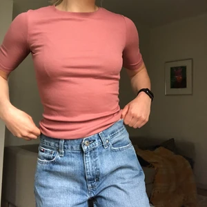 Mörkrosa T-shirt  - Mörkrosa T-shirt med lite längre ärm som är lätt att vika upp om man vill det. Aldrig använd.