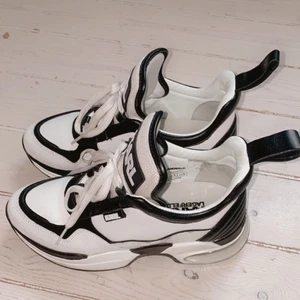 Karl Lagerfeld  - Tänkte köra en intresse koll på mina Karl Lagerfeld skor! Strl 36, aldrig använda endast testade 😊 ny pris 4655kr